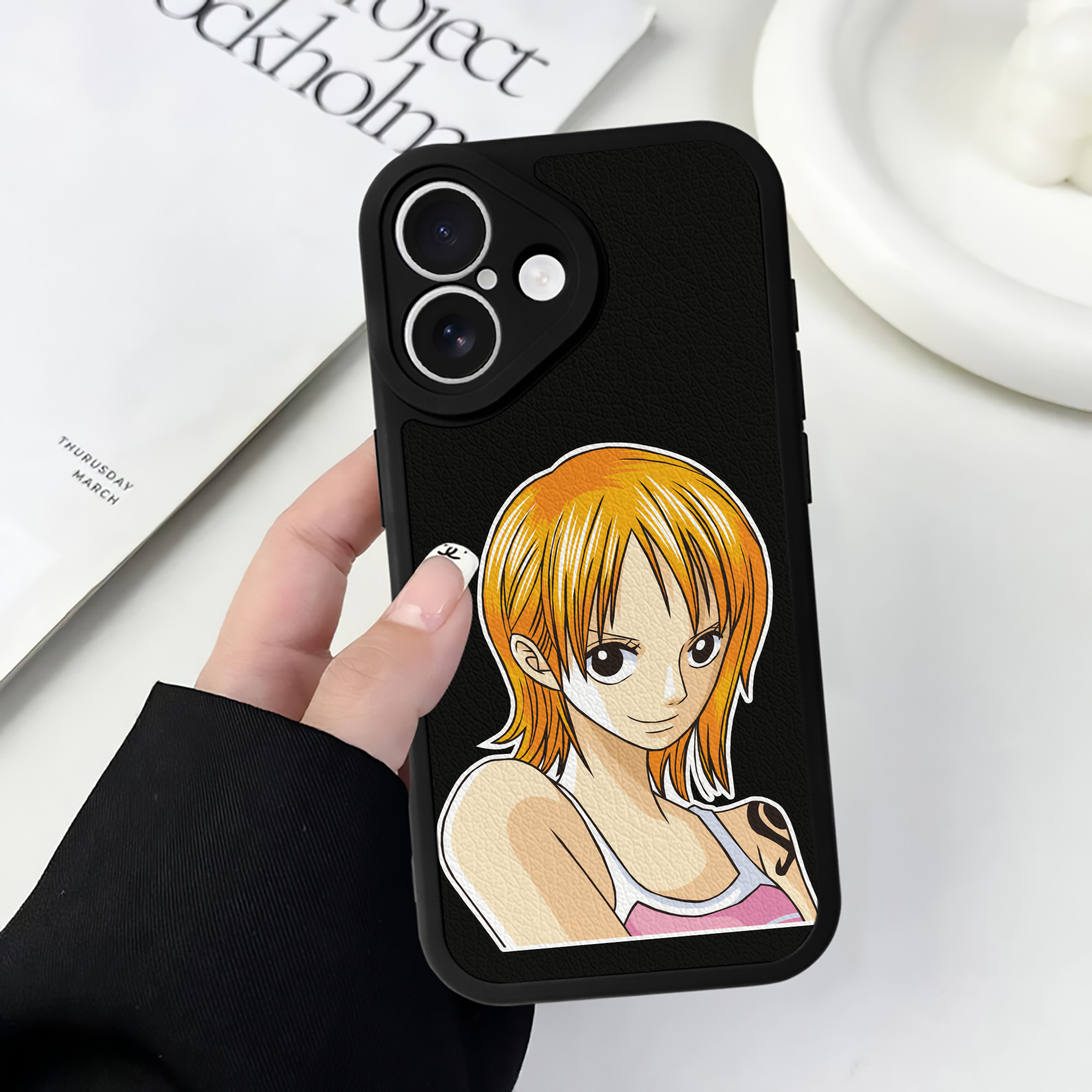 （画像用） ワンピース ナミ ONE PIECE Nami 【iPhone 16シリーズ対応】シリコンスマホケース（レザー調） 材質：シリコン